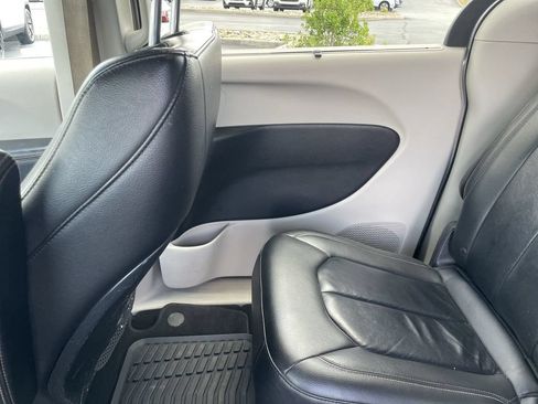 Used 2017 Chrysler Pacifica Touring-L FWD image 21