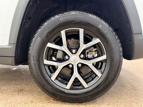 Used 2024 Jeep Grand Cherokee Limited image 25