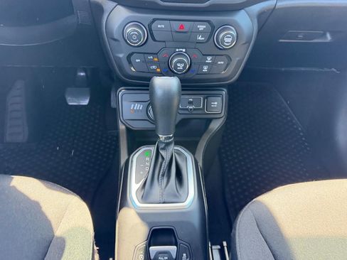 Used 2023 Jeep Renegade Latitude AWD/4WD image 16