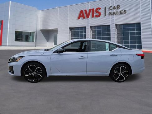 Used 2025 Nissan Altima 2.5 SR AWD/4WD image 2