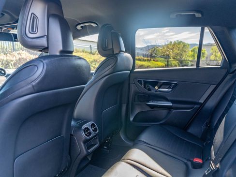 Used 2025 Mercedes-Benz GLC 300 4MATIC image 18
