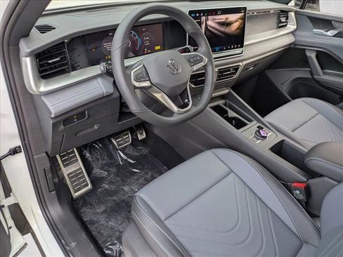 New 2026 Volkswagen Tiguan SE R-Line FWD image 3