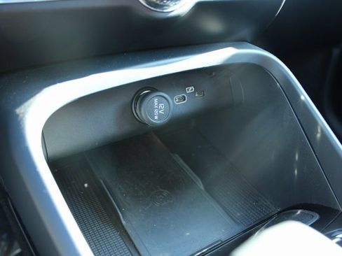 Used 2025 Volvo XC40 B5 Plus image 20