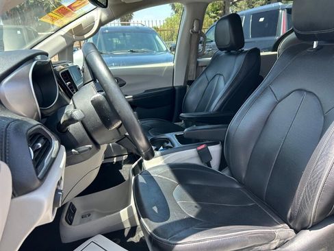 Used 2018 Chrysler Pacifica Limited FWD image 18