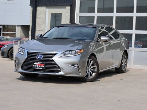 Used 2018 Lexus ES 300h w/ Navigation Package FWD image 3
