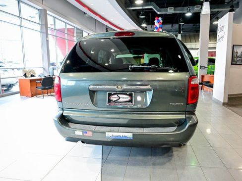 Used 2006 Chrysler Town & Country Touring FWD image 6