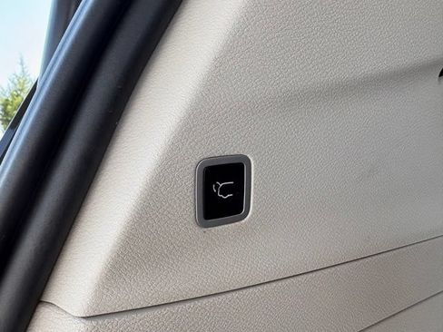 Used 2024 Chrysler Pacifica Touring-L FWD image 11