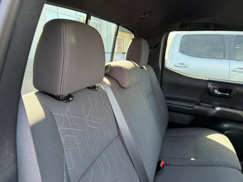 Used 2017 Toyota Tacoma TRD Off-Road w/ Premium & Technology Package AWD/4WD image 26