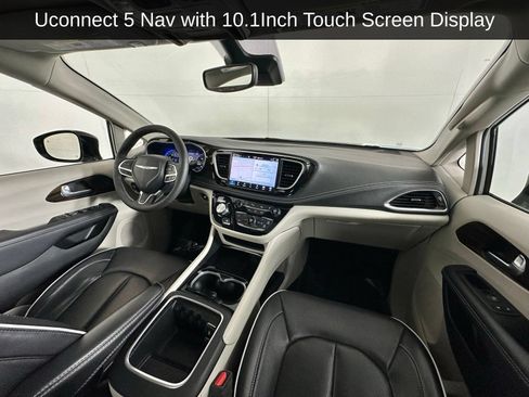 Used 2024 Chrysler Pacifica Limited FWD image 2
