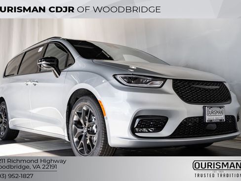 New 2026 Chrysler Pacifica Limited image 1