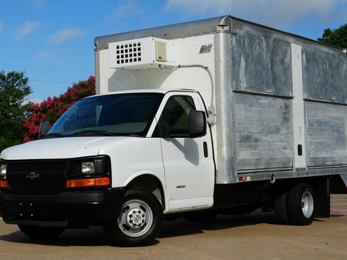 Used 2015 Chevrolet Express 4500 RWD image 2