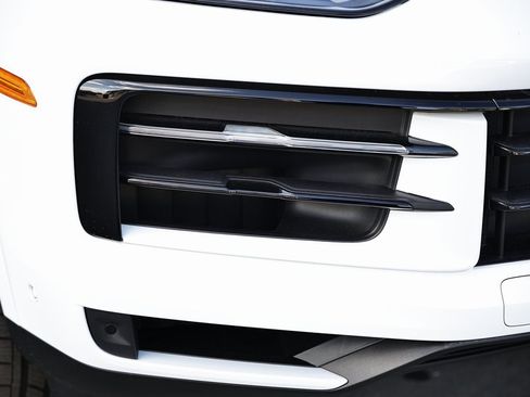 Certified 2025 Porsche Cayenne w/ Premium Package Plus image 18