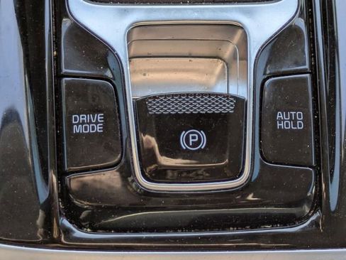 Used 2022 Kia Carnival EX image 27