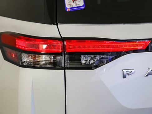 Certified 2025 Nissan Pathfinder Platinum image 7