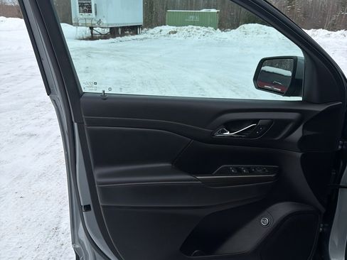 Used 2023 GMC Acadia SLT image 15