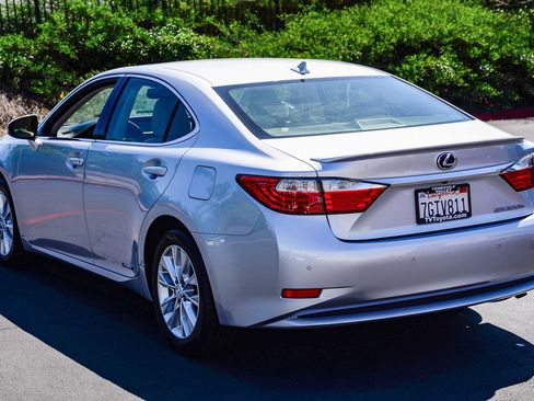 Used 2014 Lexus ES 300h w/ Luxury Package w/Bamboo Trim image 5