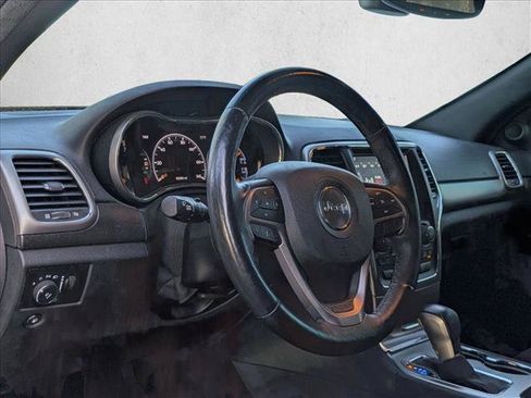 Used 2018 Jeep Grand Cherokee Altitude RWD image 3