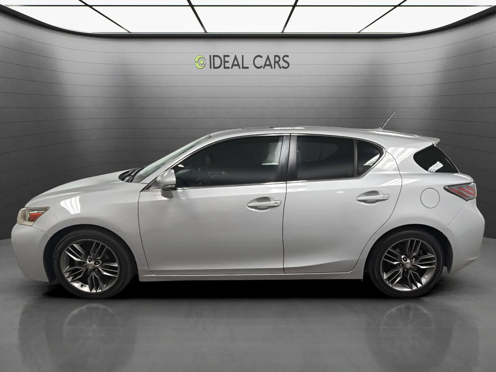 Used 2013 Lexus CT 200h w/ Premium Pkg w/Navigation FWD image 2