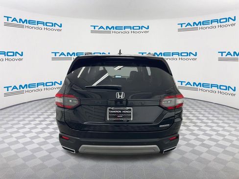 Certified 2025 Honda Pilot Touring image 4
