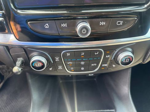 Used 2018 Chevrolet Traverse LT FWD image 16