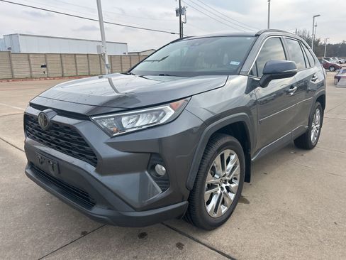 Used 2021 Toyota RAV4 XLE Premium image 7