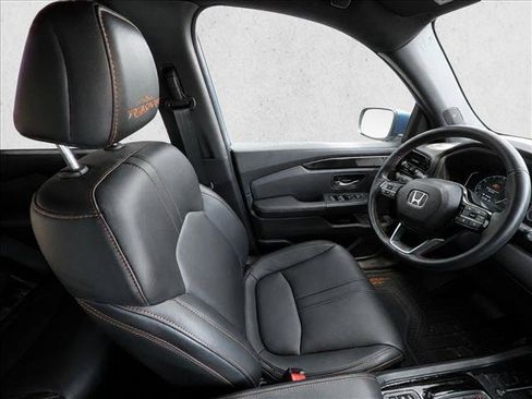 Used 2025 Honda Pilot TrailSport image 17