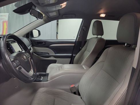 Used 2017 Toyota Highlander Plus image 12