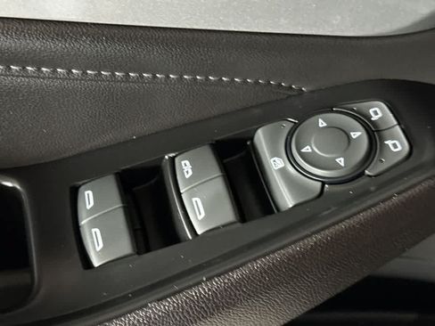 Used 2023 Chevrolet Traverse LT FWD image 17