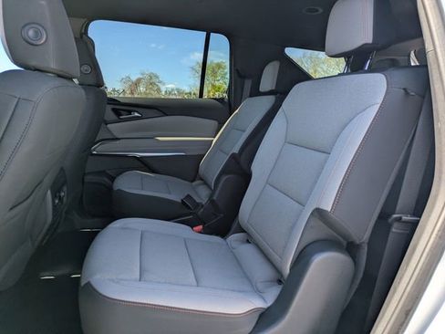 Used 2025 Chevrolet Traverse LT image 14