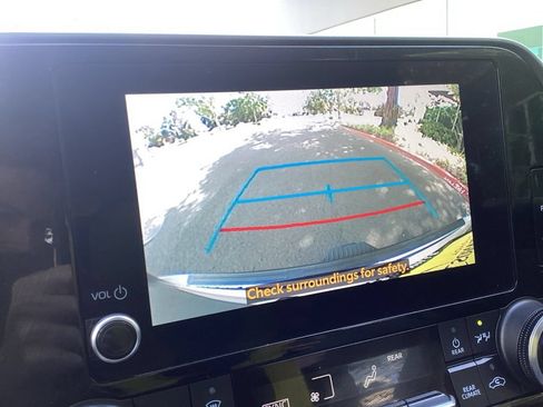 Used 2023 Toyota Highlander LE FWD image 13