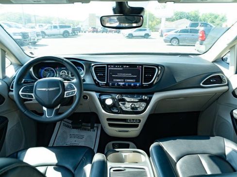 Used 2023 Chrysler Pacifica Touring-L FWD image 29