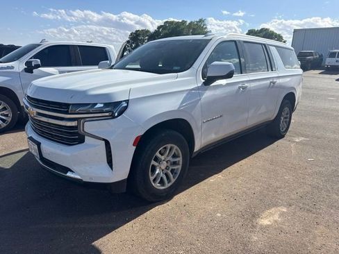 Used 2023 Chevrolet Suburban LT w/ Luxury Package RWD image 3