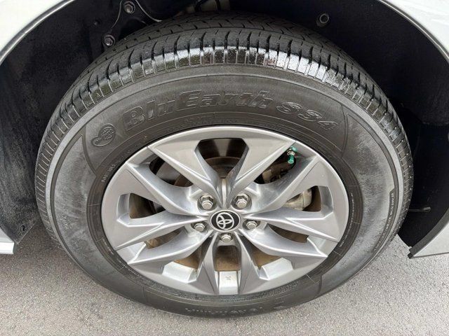 Used 2024 Toyota Sienna LE w/ LE Plus Package AWD/4WD image 28