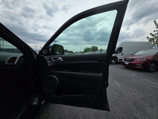 Used 2018 Jeep Grand Cherokee Overland AWD/4WD image 13