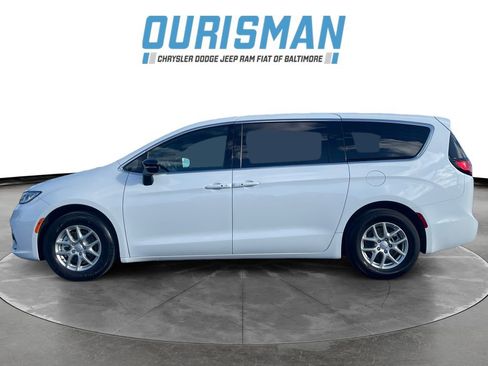 Used 2025 Chrysler Pacifica Select image 3