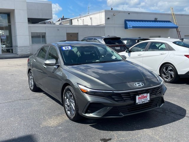 Used 2025 Hyundai Elantra Hybrid FWD image 2