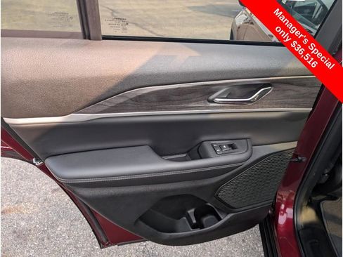 Used 2024 Jeep Grand Cherokee Limited w/ Black Appearance Package image 12