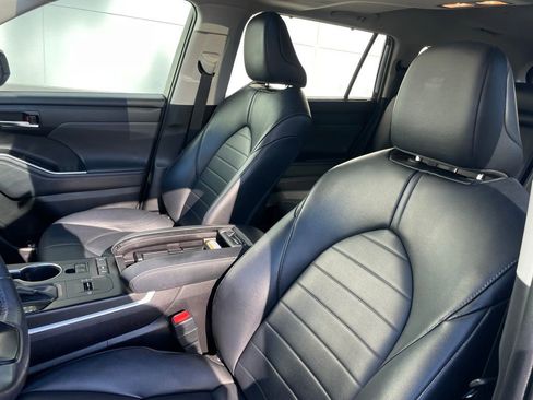 Used 2022 Toyota Highlander XLE image 26