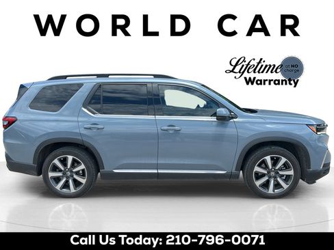 Used 2025 Honda Pilot Touring image 2
