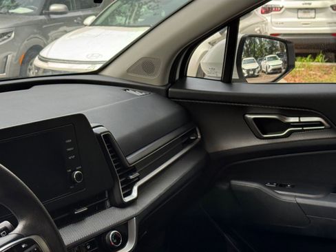 Used 2025 Kia Sportage LX FWD image 33
