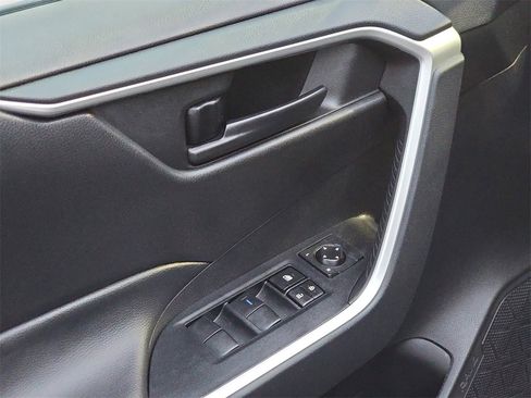 Used 2022 Toyota RAV4 LE image 30