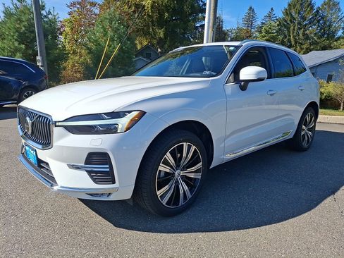 Certified 2022 Volvo XC60 B5 Inscription w/ Climate Package image 3