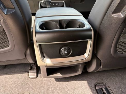 Used 2025 Kia Carnival FWD image 16