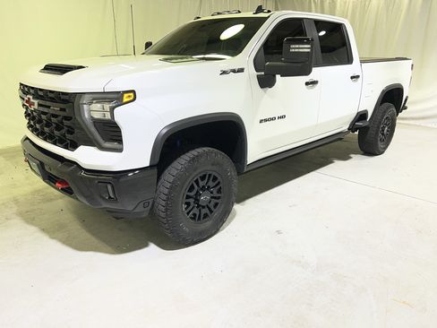 Certified 2025 Chevrolet Silverado 2500 ZR2 w/ Technology Package AWD/4WD image 6
