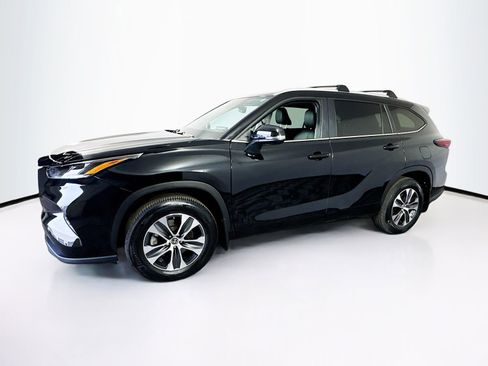 Certified 2024 Toyota Highlander XLE image 4