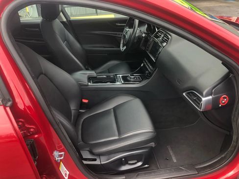 Used 2018 Jaguar XE Premium RWD image 30