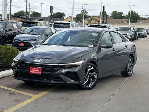Used 2025 Hyundai Elantra SEL image 2