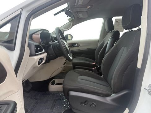 Used 2022 Chrysler Voyager LX FWD image 10