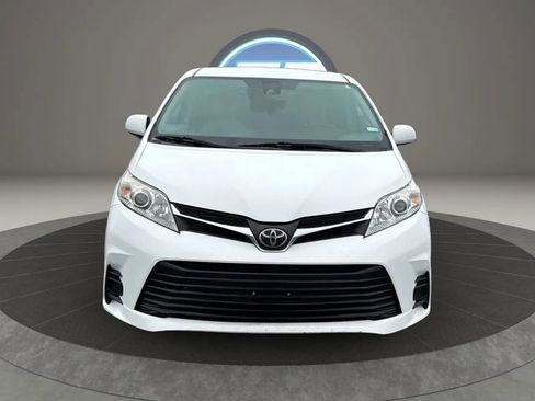 Used 2018 Toyota Sienna LE image 9
