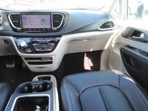 Used 2023 Chrysler Pacifica Touring-L FWD image 14